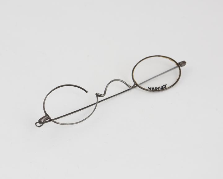 Straight spectacles, steel wire, broken, one lens missing