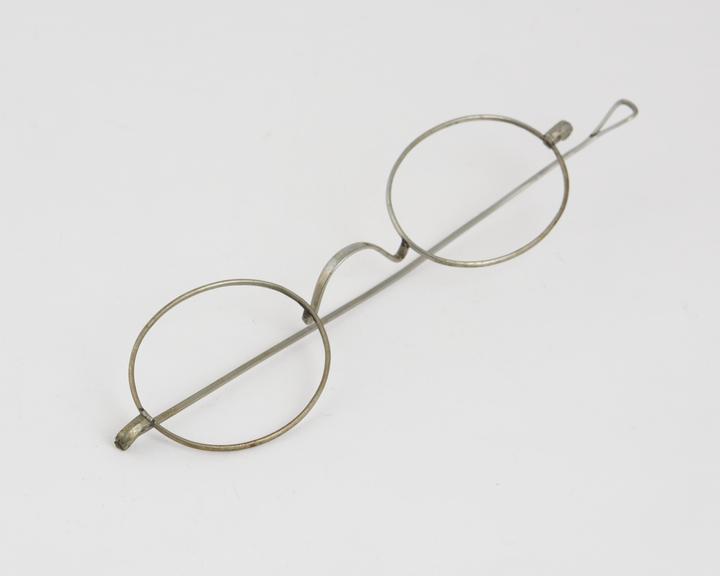 Straight spectacles, steel wire, lenses and one side missing