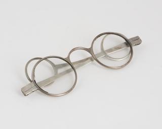 Straight spectacles