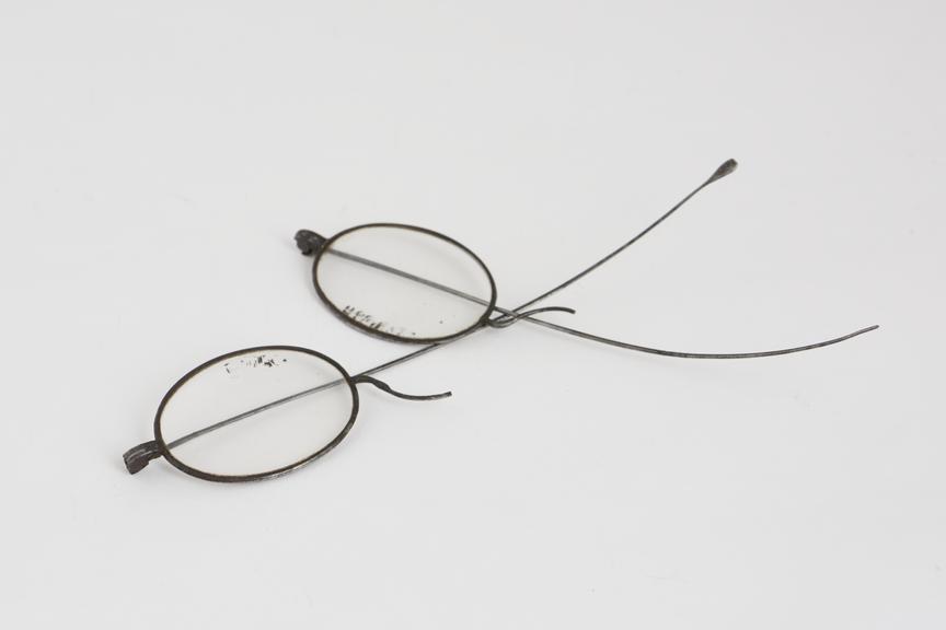 Straight spectacles, steel wire frames, broken, English