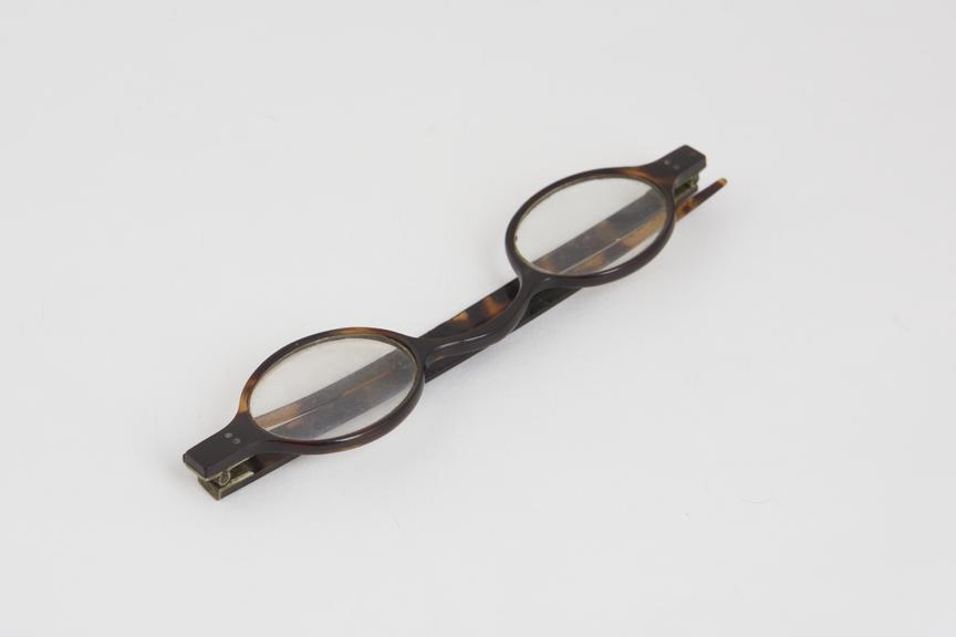 Spectacles, straight, tortoiseshell, metal hinges