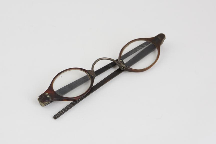 Straight spectacles, tortoiseshell frame with silver arch