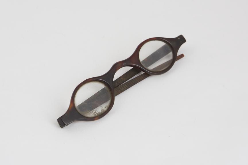 Spectacles, straight, tortoiseshell, metal hinges