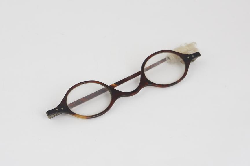 Straight spectacles, tortoiseshell frame, English, 1810-1870