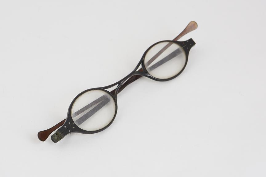 Straight spectacles, horn frame, French, 1801-1870