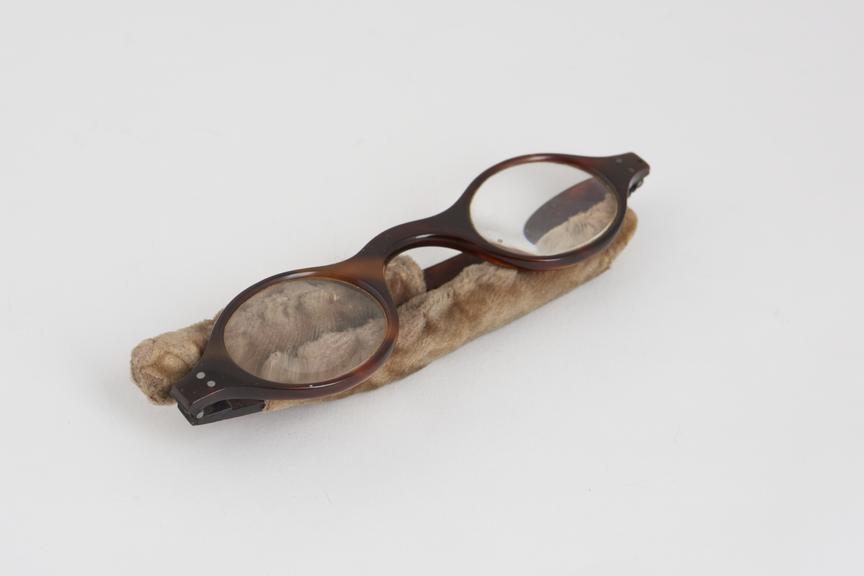 Straight spectacles, tortoiseshell frames, English, 1830-1880