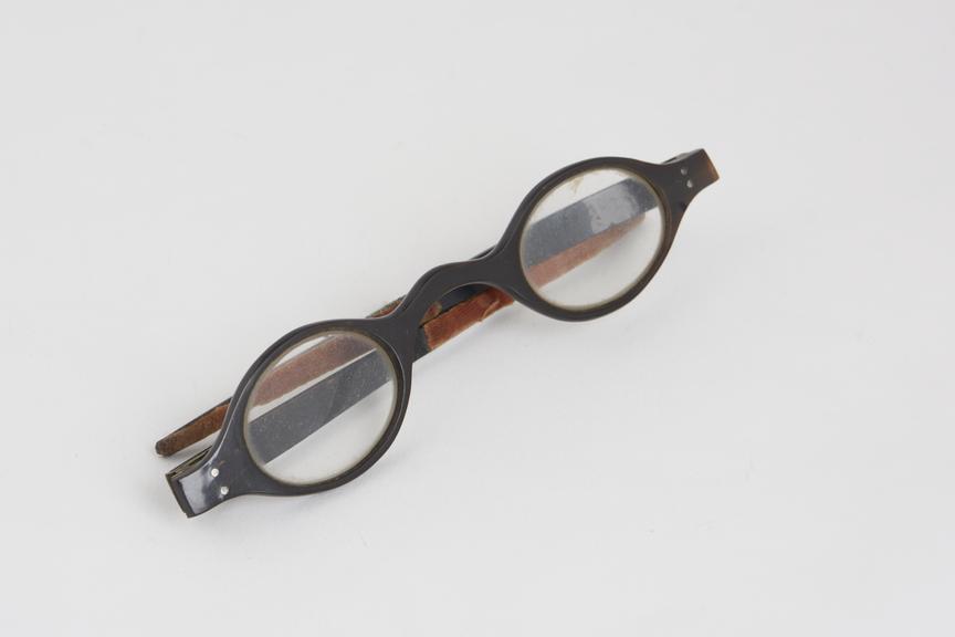 Straight spectacles, horn frames, English, 1820-1880