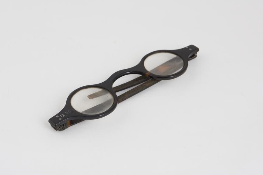 Straight spectacles, tortoiseshell frame, English, 1820-1880