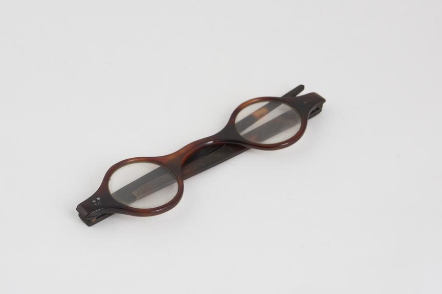 Straight spectacles, tortoiseshell frames, English, 1820-1880