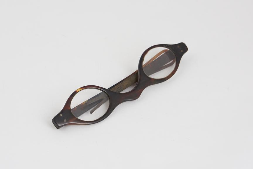 Straight spectacles, tortoiseshell frames, English, 1830-1870