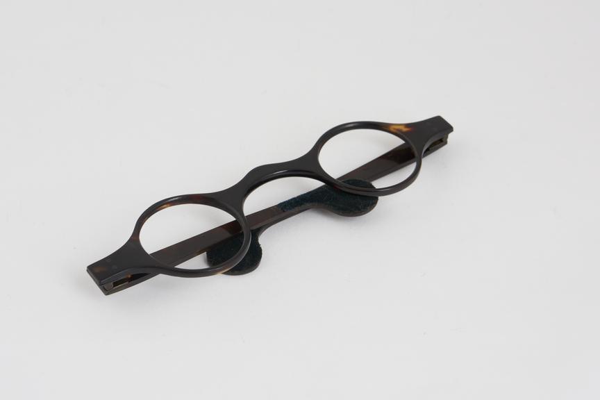 Straight spectacles, tortoiseshell frame, English, 1830-1870