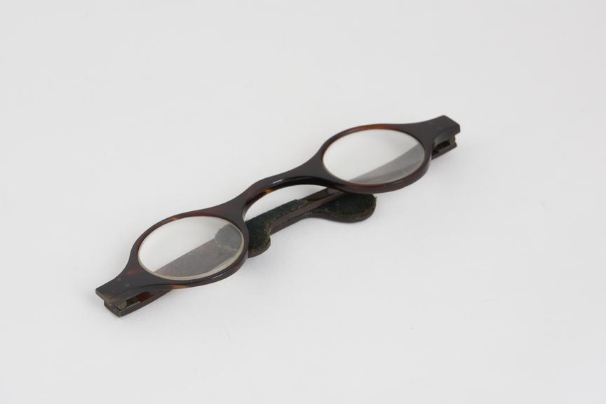 Straight spectacles, tortoiseshell frames, English, 1830-1880