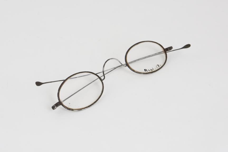 Straight spectacles, steel wire, corroded, English, 1801-1910