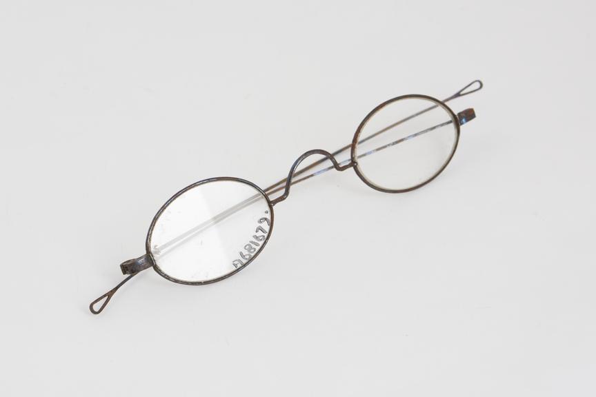 Straight spectacles, blued steel wire, corroded, English