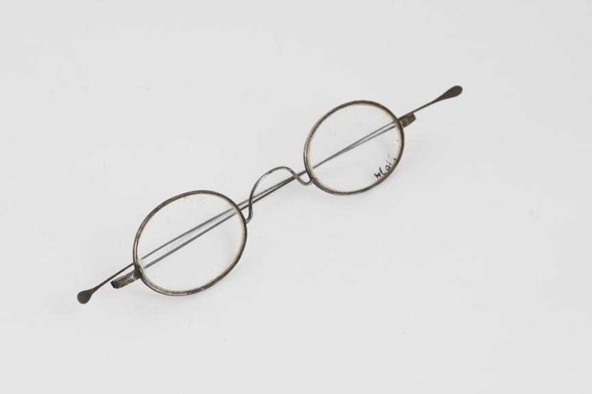 Straight spectacles, steel wire, English, 1801-1910