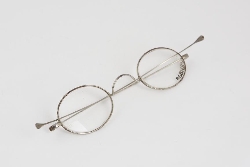 Straight spectacles, steel wire, nickel plated, English