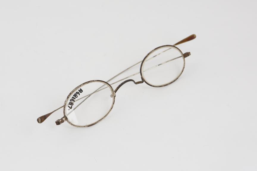 Straight spectacles, steel wire, corroded, English, 1801-1910