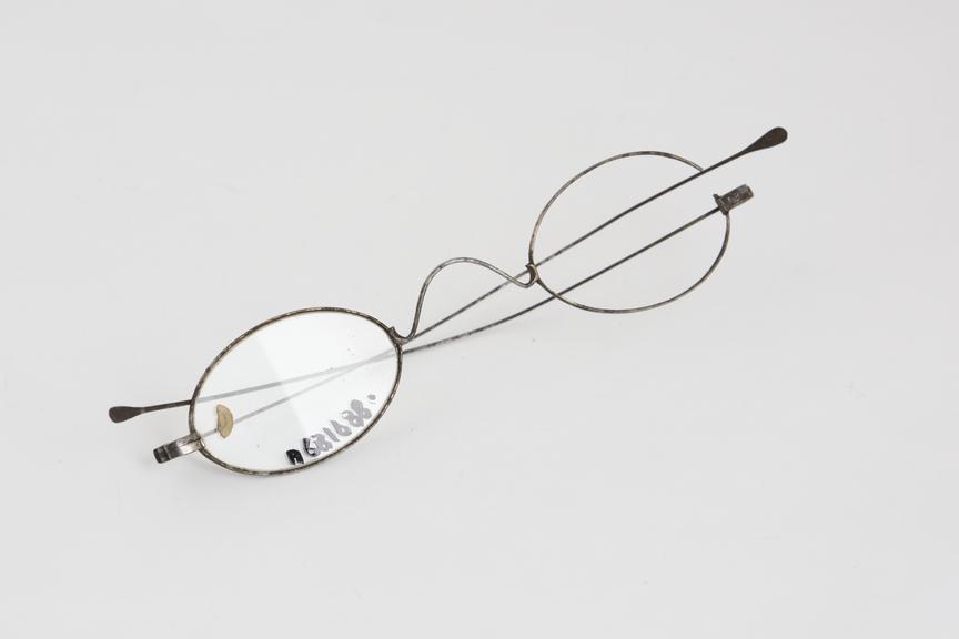 Straight spectacles, steel wire, damaged, one lens missing