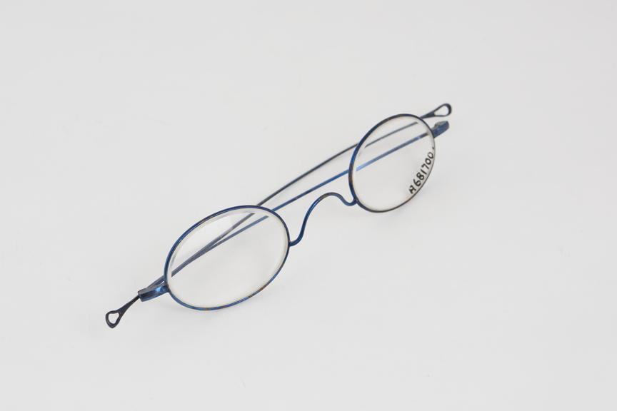 Straight spectacles, steelwire (blued), England, 1801-1900