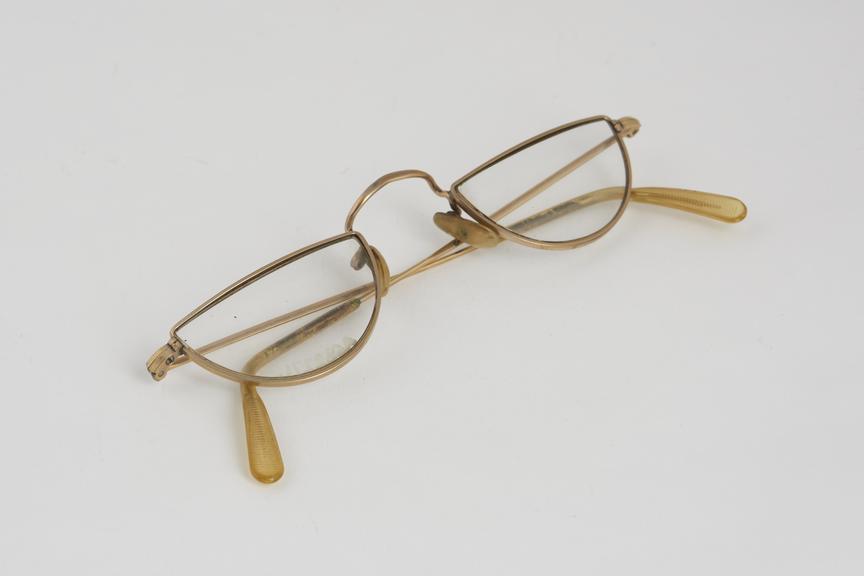 Spectacles, half eye, rest, gilt steel, marked Algha 20