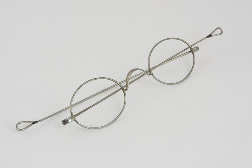 Spectacles, straight, metal wire, no lenses, English, 1850-1920