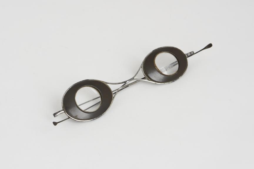 Straight spectacles, steel wire, horn inner rims, English