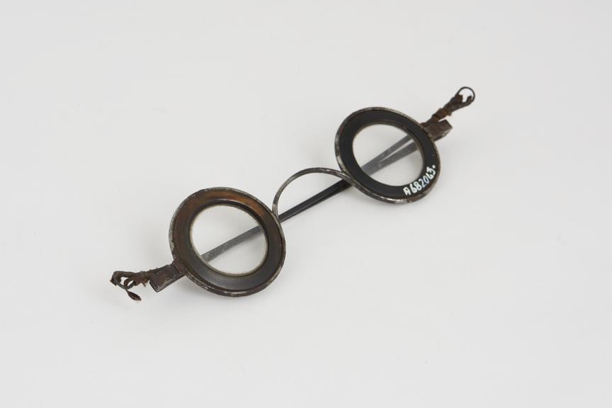 Straight spectacles, steel wire, horn inner rims, English