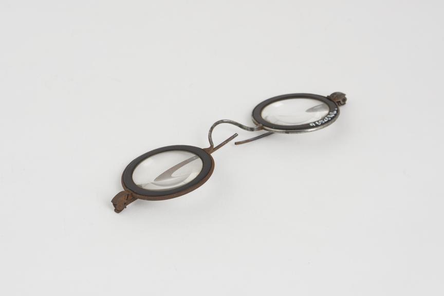 Straight spectacles, steel wire, horn inner rims