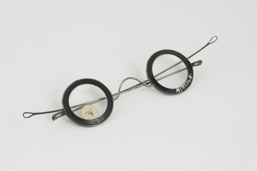 Straight spectacles, steel wire, horn inner rims, English