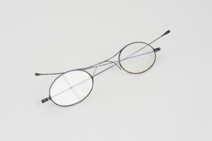 Straight spectacles, blued steel wire, English or French