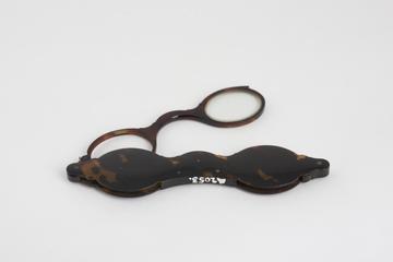 Hand folding spectacles