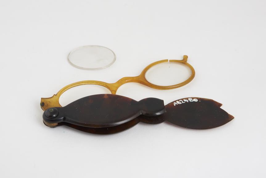 Hand spectacles, single medium fold front, amber frames