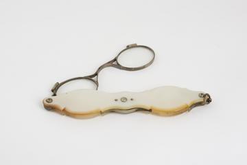 Hand folding spectacles
