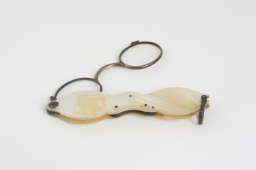 Hand folding spectacles