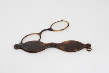 Hand folding spectacles
