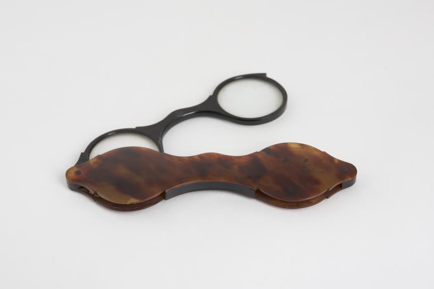 Hand folding spectacles, tortoiseshell, English, 1801-1900