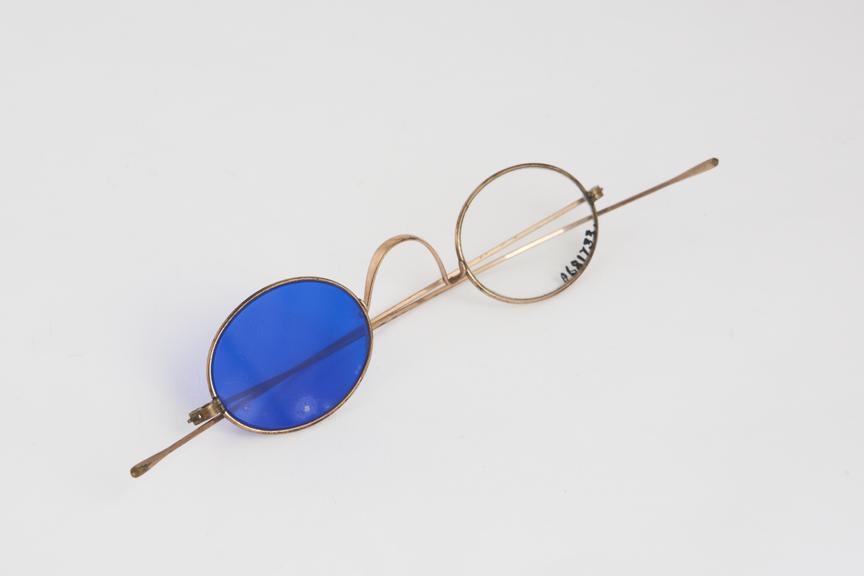 Straight tinted spectacles (one lens), gold, European, 1801-1900