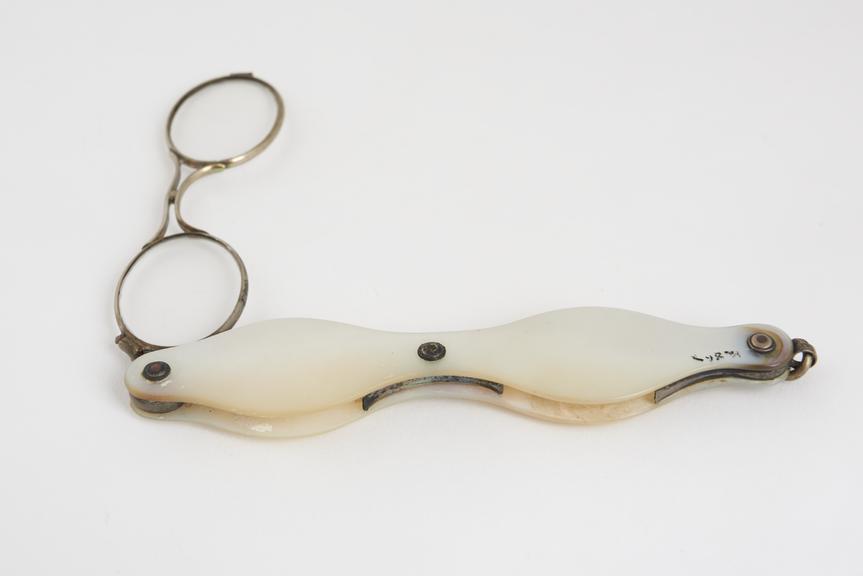 Hand spectacles, medium single fold, spring fold