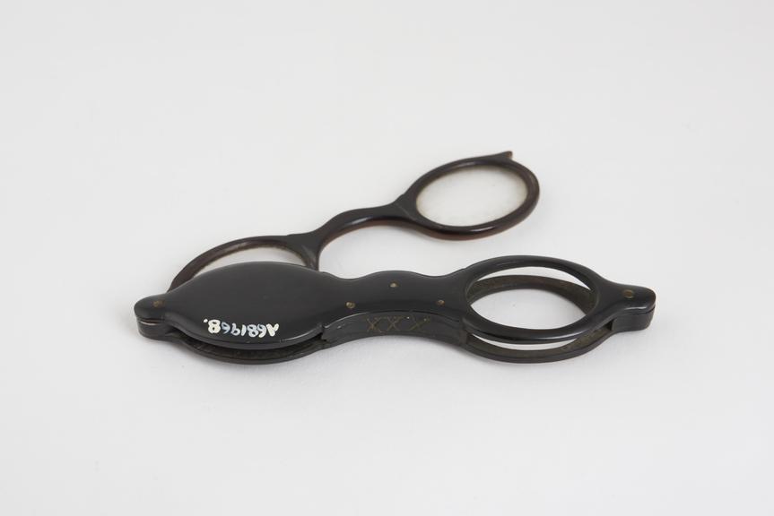 Hand folding spectacles with quizzer handle, horn, English