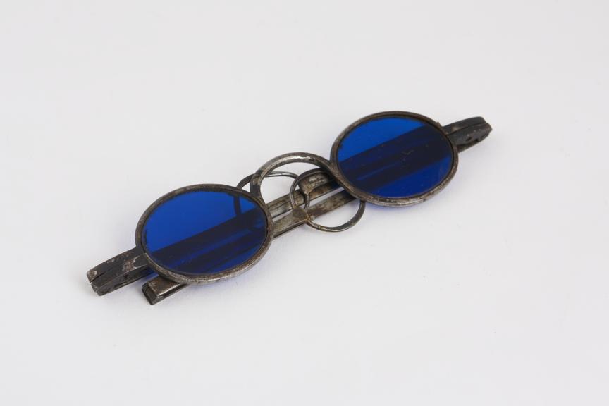 Transverse folding tinted spectacles, steel, English, 1790-1860