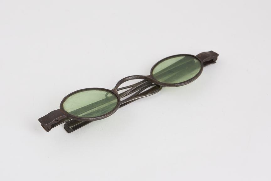 Transverse folding tinted spectacles, steel, English, 1790-1860