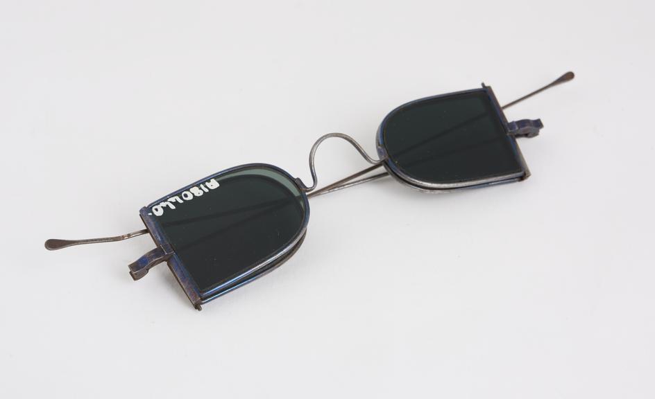 Straight spectacles, eye preservers, blued steel wire