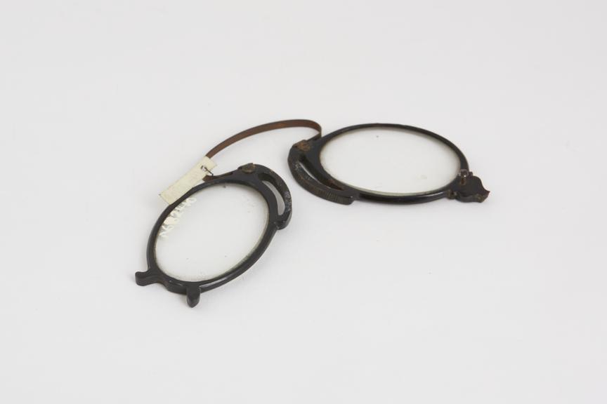 Pince nez spectacles folding, tortoiseshell, English, 1840-1900