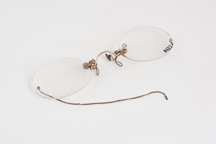 Pince nez spectacles, gold-plated, English, 1901-1930