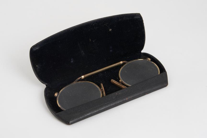 Pince nez, gilt frame, in leather covered spring lid case