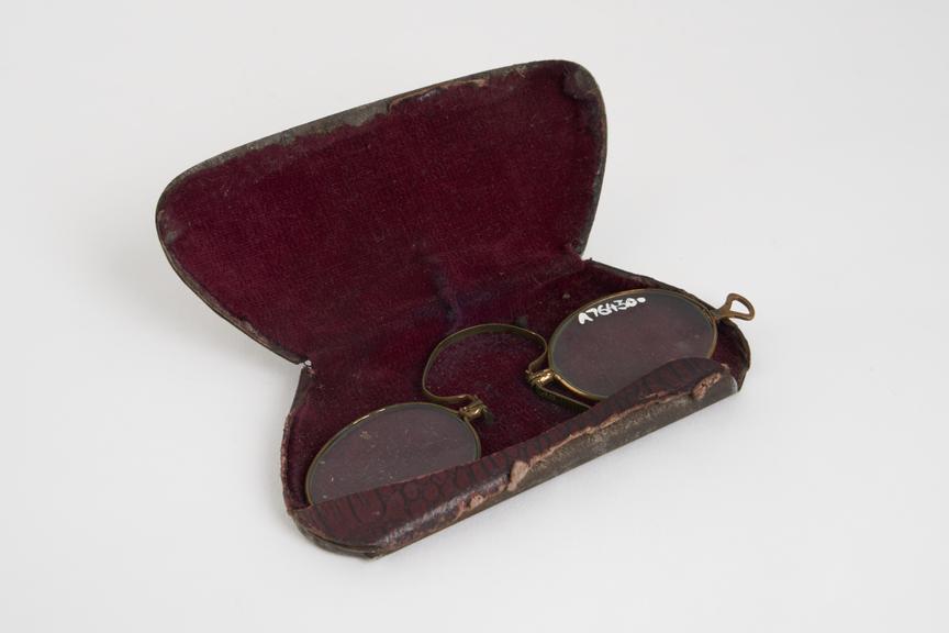 Pince nez spectacles, gilt metal, in steel spring lid case