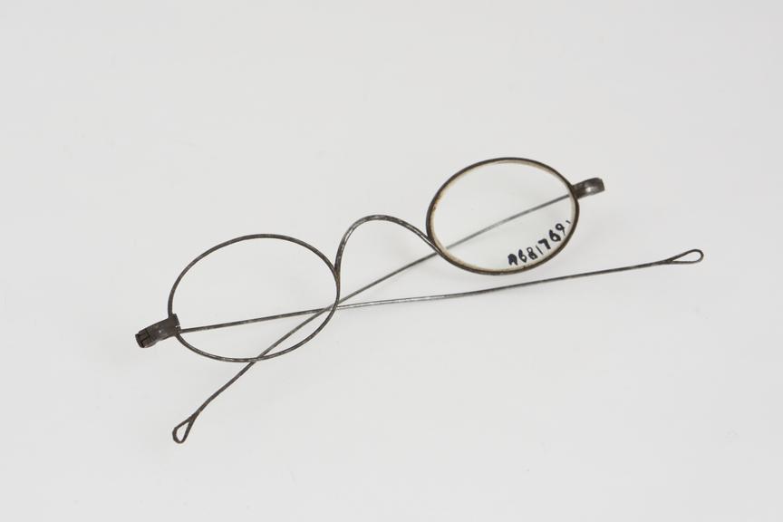 Spectacles, straight, steel wire, right lens missing, English