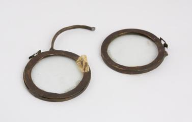 Copy of 17th century bow(?) spectacles, brass, Eng