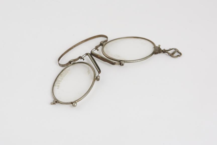 Pince nez, folding spectacles, metal, English, 1801-1900