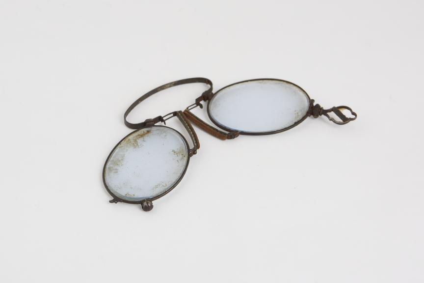 Pince nez, folding spectacles, metal, English, 1801-1900